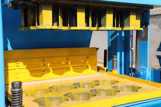 Машина для изготовления камня коммерческого назначения из бетона, цемента или других строительных материалов.